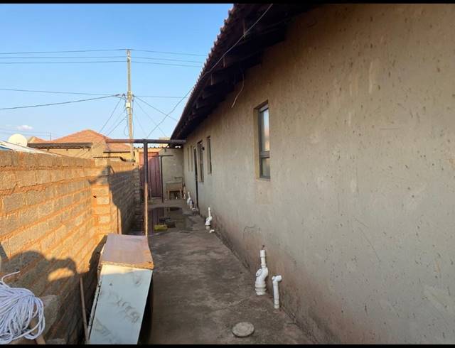 6 BEDROOM HOUSE FOR SALE IN MOLELEKI